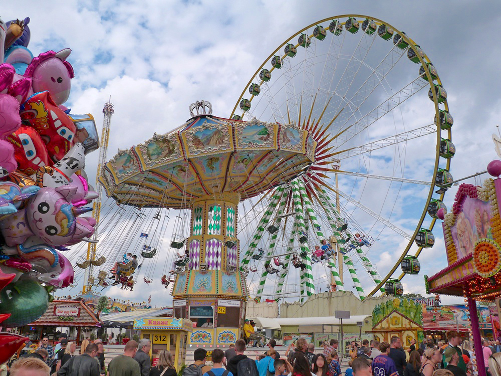 Zwischen Zuckerwatte und Abendrot: Mode-Inspirationen für das Kirmes-Date